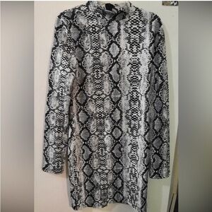 Women’s Size Medium Long Sleeve Snakeskin print Dress